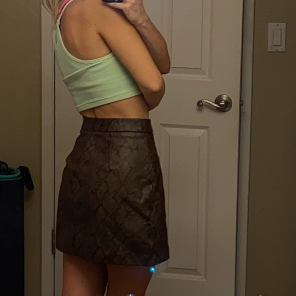 (Fake) Snake Skin w Zipper Skirt 🤠 - Picture 3 of 6